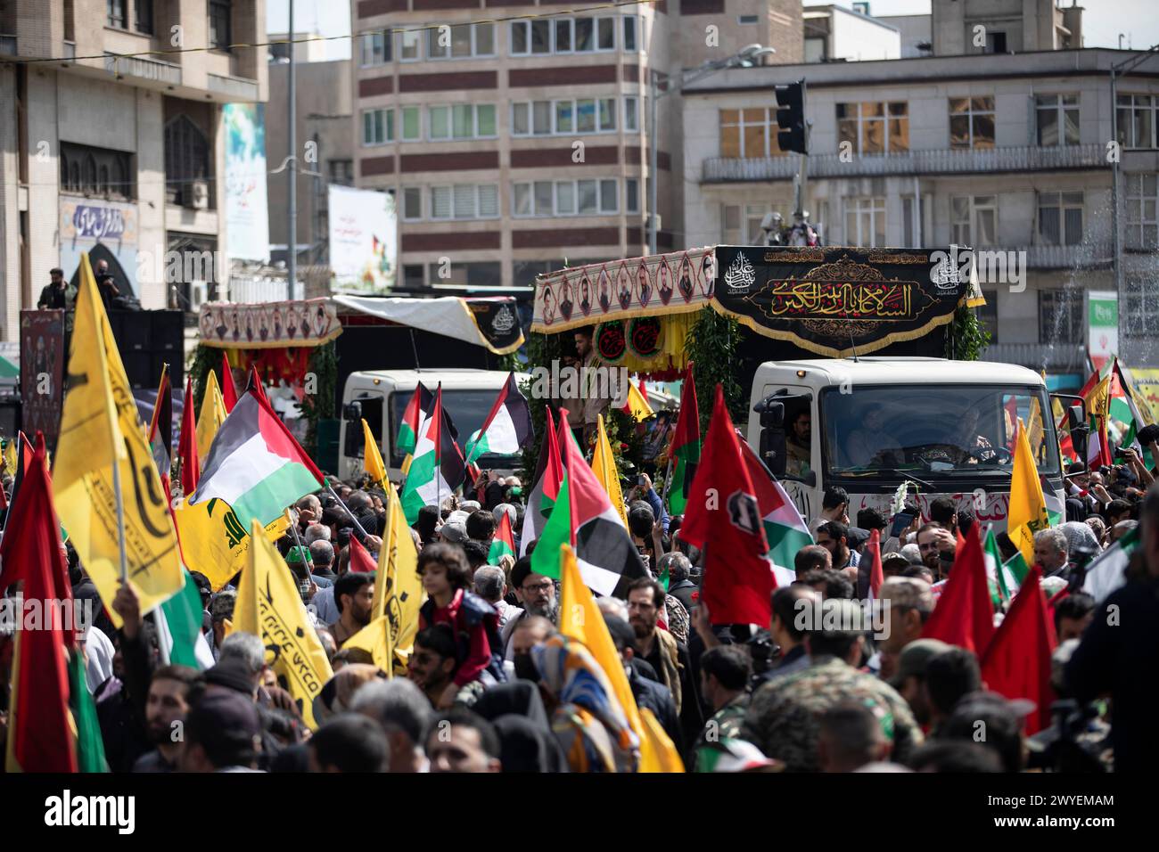 I lutto iraniani si riuniscono intorno a un camion che trasporta le bare drappeggiate di bandiera dei membri della Guardia rivoluzionaria uccisi in un attacco aereo ampiamente attribuito a Israele che ha distrutto il consolato iraniano in Siria lunedì, in una processione funebre a Teheran, Iran, venerdì 5 aprile 2024. Il funerale pubblico ha coinciso con il raduno annuale dell'Iran, il Quds Day, o Jerusalem Day, uno spettacolo tradizionale di sostegno ai palestinesi che si è tenuto l'ultimo venerdì del mese santo del Ramadan a partire dalla rivoluzione islamica del 1979. (Foto di Sobhan Farajvan/Pacific Press) Foto Stock