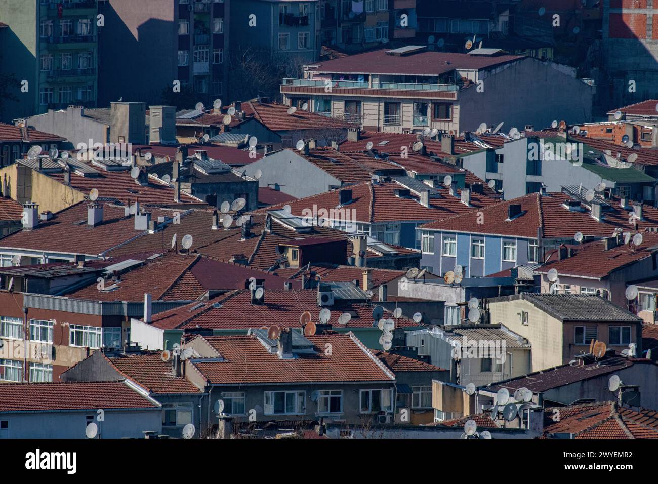 Le parabole satellitari punteggiate sui tetti delle case di Istanbul, Turchia Foto Stock