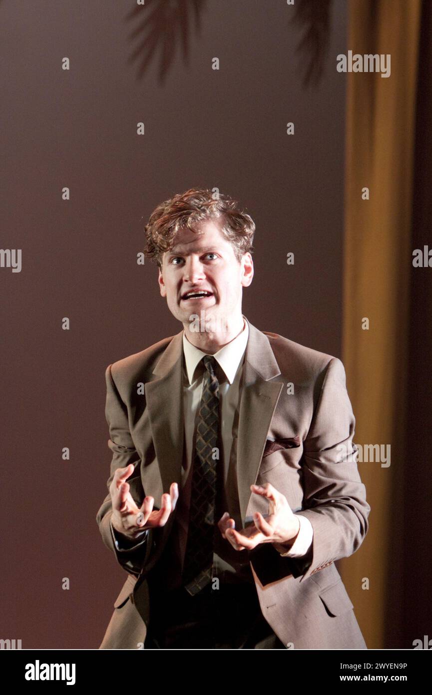 Kyle Soller (Tom Ripley) in THE TALENTED MR RIPLEY di Phyllis Nagy al Theatre Royal, Royal & Derngate, Northampton, Inghilterra 21/09/2010 dal romanzo di Patricia Highsmith design: Hannah Clark illuminazione: Anna Watson regista: Raz Shaw Foto Stock