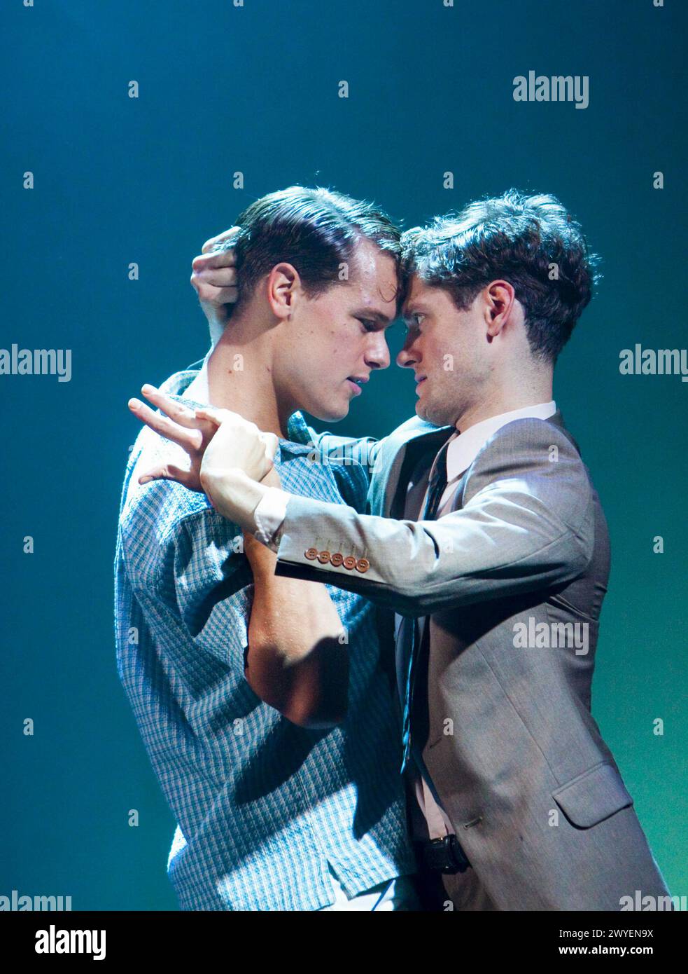 l-r: Sam Heughan (Richard Greenleaf), Kyle Soller (Tom Ripley) nel TALENTUOSO MR. RIPLEY di Phyllis Nagy al Theatre Royal, Royal & Derngate, Northampton, Inghilterra 21/09/2010 dal romanzo di Patricia Highsmith design: Hannah Clark illuminazione: Anna Watson regista: Raz Shaw Foto Stock