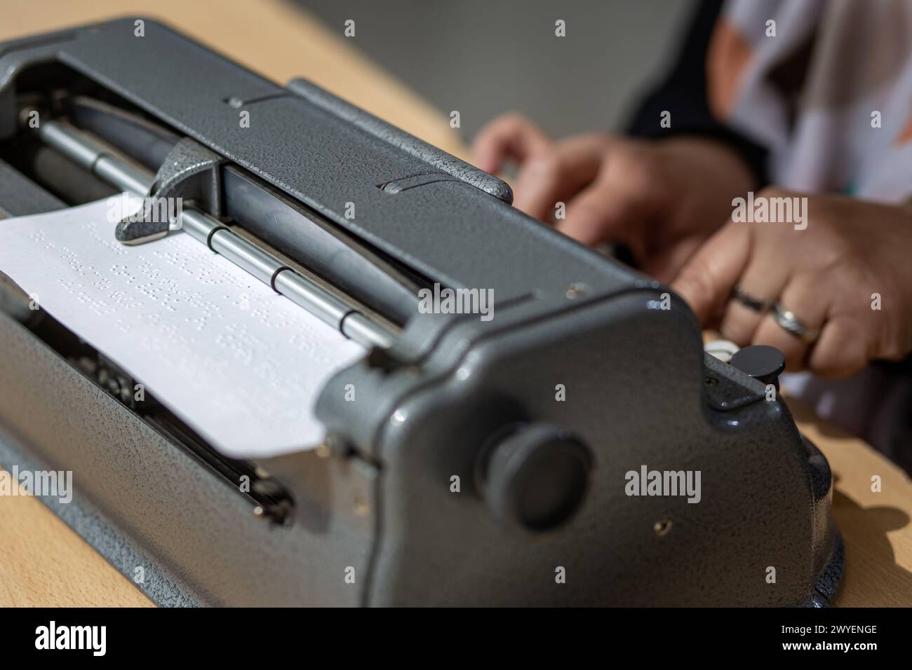 Una persona cieca con una macchina braille, concetto di disabilità Foto Stock