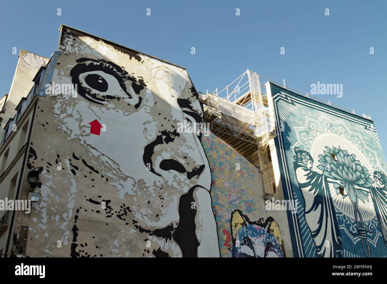 Large Street Art Murals, Chuutt di Jef Aerosol e Knowledge + Action = Power di Shepard Fairey, alias Obey, Place Stravinsky, Parigi Francia Foto Stock