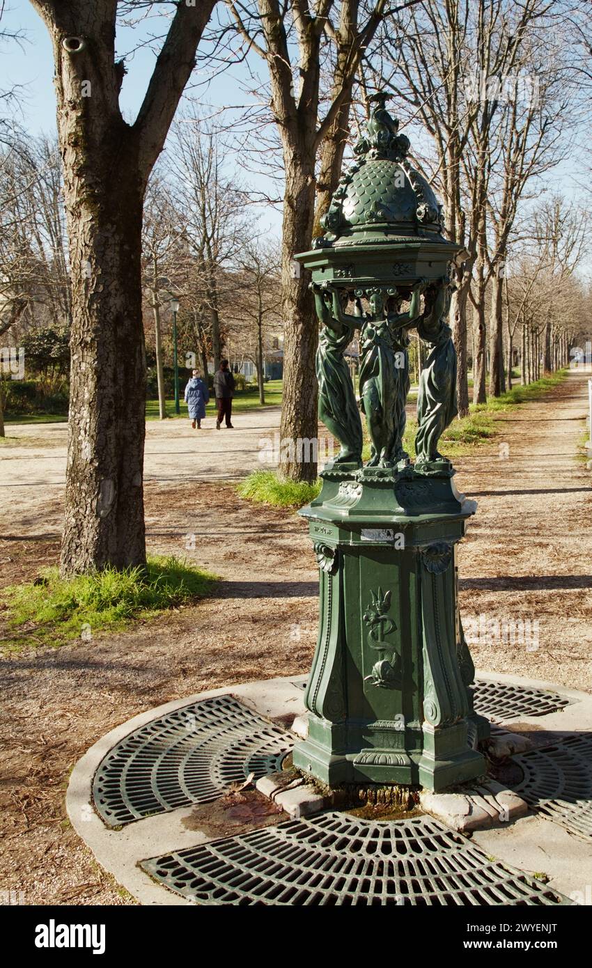Una grande fontana dipinta in verde realizzata dal Fonderario Val D'Osne sulla Promenade Des Champs Elysees, Parigi Francia Foto Stock