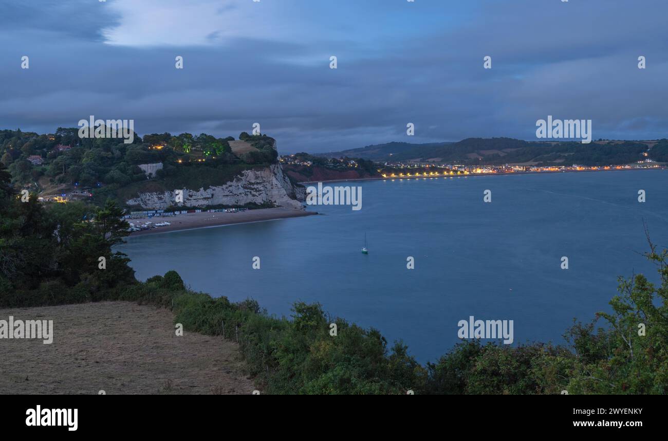 Una foto della baia di Seaton scattata in attesa di uno spettacolo pirotecnico sulla spiaggia di Beer, Devon, Inghilterra, Regno Unito, parte della Beer Regatta vista da Arr Foto Stock