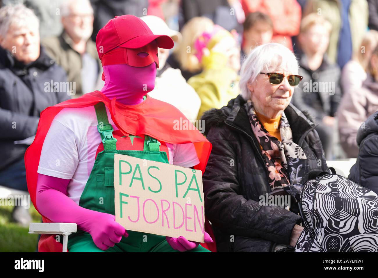 Vejle, Danimarca. 6 aprile 2024. I partecipanti con un cartello che recita, prendersi cura del fiordo, durante l'evento "Funeral for Vejle Fjord" a Skyttehushaven a Vejle, Danimarca, sabato 6 aprile 2024. Crediti: Ritzau/Alamy Live News Foto Stock