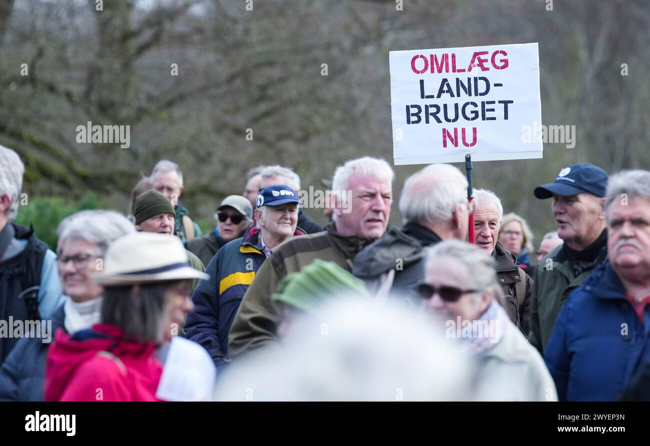 Vejle, Danimarca. 6 aprile 2024. I partecipanti con un cartello che recita "ristrutturare l'agricoltura ora", durante l'evento "Funeral for Vejle Fjord" a Skyttehushaven a Vejle, Danimarca, sabato 6 aprile 2024. Crediti: Ritzau/Alamy Live News Foto Stock