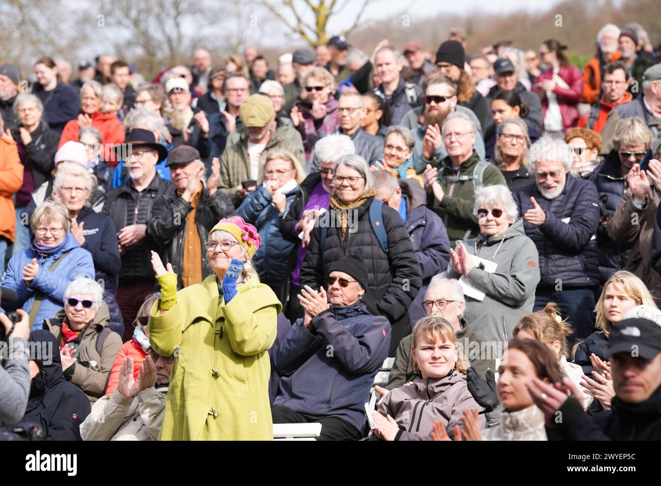 Vejle, Danimarca. 6 aprile 2024. Partecipanti durante l'evento "Funeral for Vejle Fjord" a Skyttehushaven a Vejle, Danimarca, sabato 6 aprile 2024. Crediti: Ritzau/Alamy Live News Foto Stock
