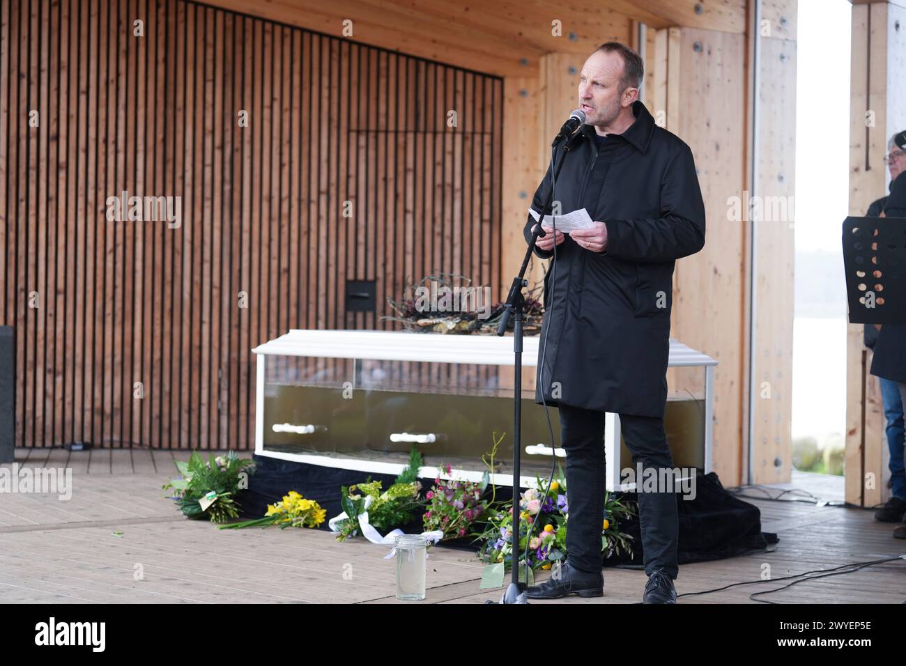 Vejle, Danimarca. 6 aprile 2024. Martin Lidegaard del Partito Social Liberale parla durante l'evento "Funeral for Vejle Fjord" a Skyttehushaven a Vejle, Danimarca, sabato 6 aprile 2024. Crediti: Ritzau/Alamy Live News Foto Stock