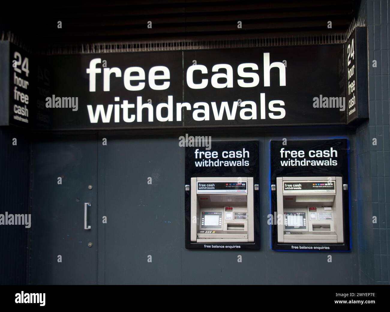 Bancomat, Cheapside, Wood Green High Street, Wood Green, London Borough of Haringey, Greater London, England, United Kingdom; ritiri gratuiti presso i seguenti Punti Foto Stock