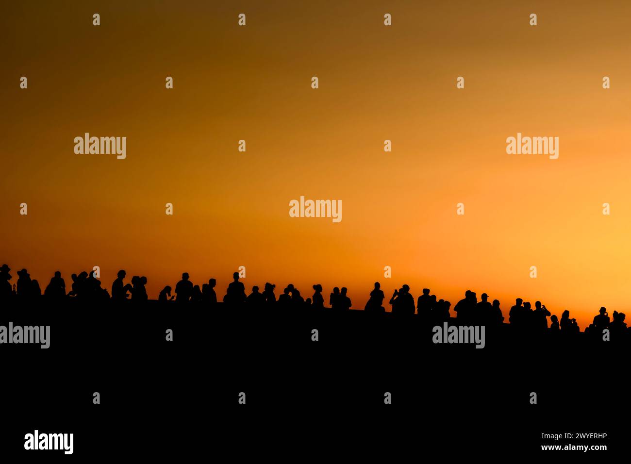 Firenze, Italia - 16 luglio 2023: Persone in attesa del tramonto su un ponte sul fiume Arno a Firenze, Italia Foto Stock