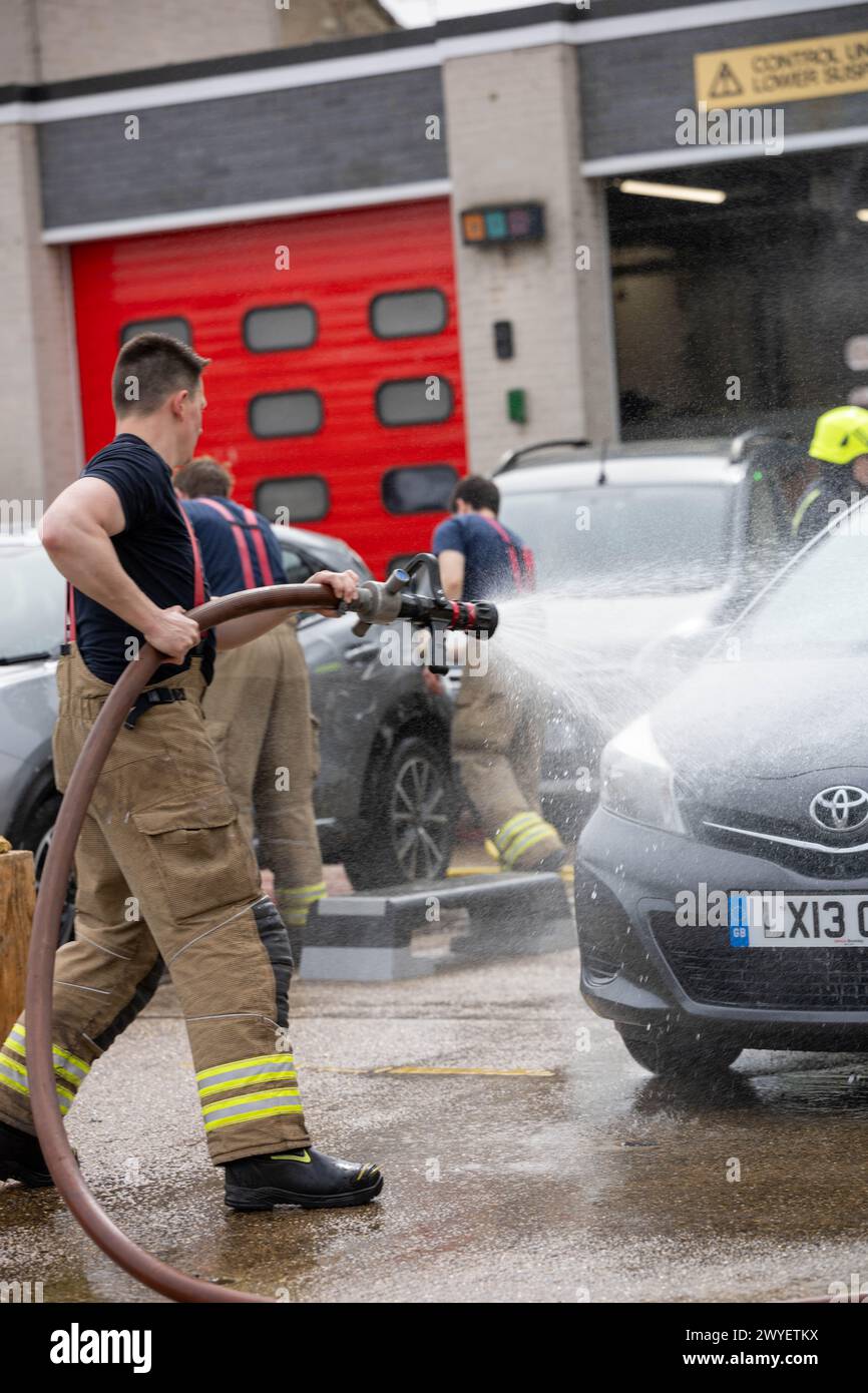 Brentwood Essex 6 aprile 2024 i vigili del fuoco Essex effettuano un autolavaggio di beneficenza presso la stazione dei vigili del fuoco di Brentwood l'evento è stato a sostegno dell'organizzazione benefica Fire Fighters. Crediti: Ian Davidson/Alamy Live News Foto Stock