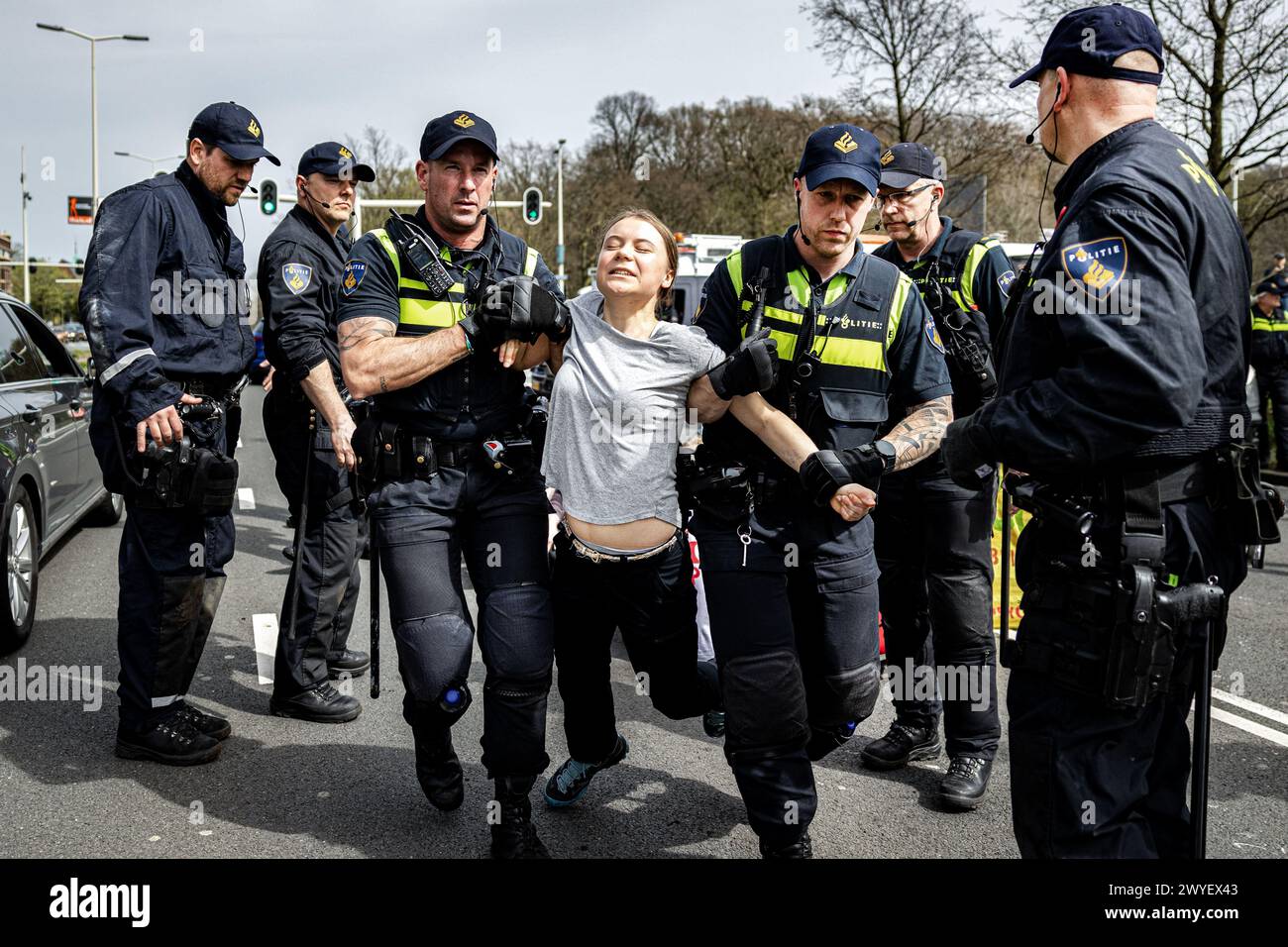 L'AIA - la svedese Greta Thunberg viene arrestata durante un blocco dell'A12. Thunberg era presente al 37° blocco stradale mentre nuove azioni internazionali contro i sussidi fossili sono state annunciate durante l'azione. ANP RAMON VAN FLYMEN credito: ANP/Alamy Live News Foto Stock