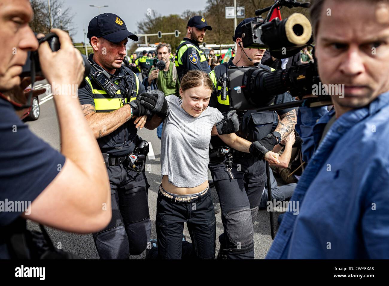 L'AIA - la svedese Greta Thunberg viene arrestata durante un blocco dell'A12. Thunberg era presente al 37° blocco stradale mentre nuove azioni internazionali contro i sussidi fossili sono state annunciate durante l'azione. ANP RAMON VAN FLYMEN credito: ANP/Alamy Live News Foto Stock