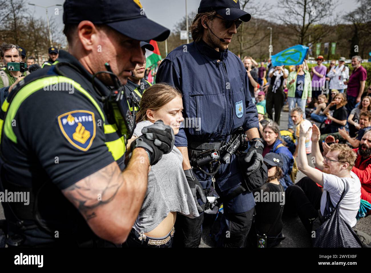 L'AIA - la svedese Greta Thunberg viene arrestata durante un blocco dell'A12. Thunberg era presente al 37° blocco stradale mentre nuove azioni internazionali contro i sussidi fossili sono state annunciate durante l'azione. ANP RAMON VAN FLYMEN credito: ANP/Alamy Live News Foto Stock