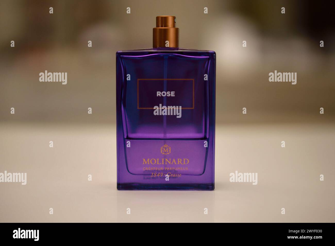 Un'elegante bottiglia di profumo Molinard contenente profumo di rosa al Molinard Perfumery & Museum di Grasse, Francia Foto Stock