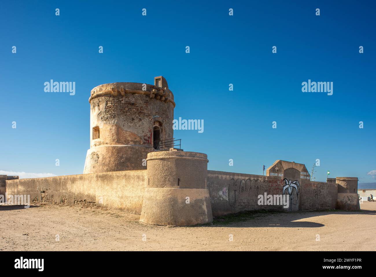 Torreon de San Miguel, una torre di guardia militare, si erge contro un cielo nuvoloso sulla costa di Almeria. Foto Stock