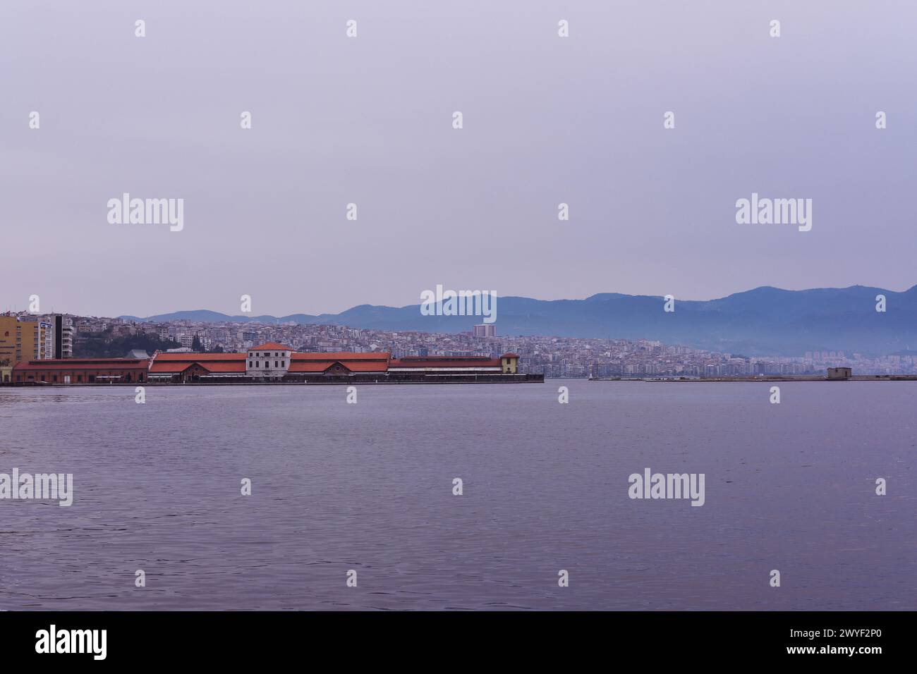 Lungomare del quartiere di Smirne Pasaport con traghetti cith e faro in mare Foto Stock
