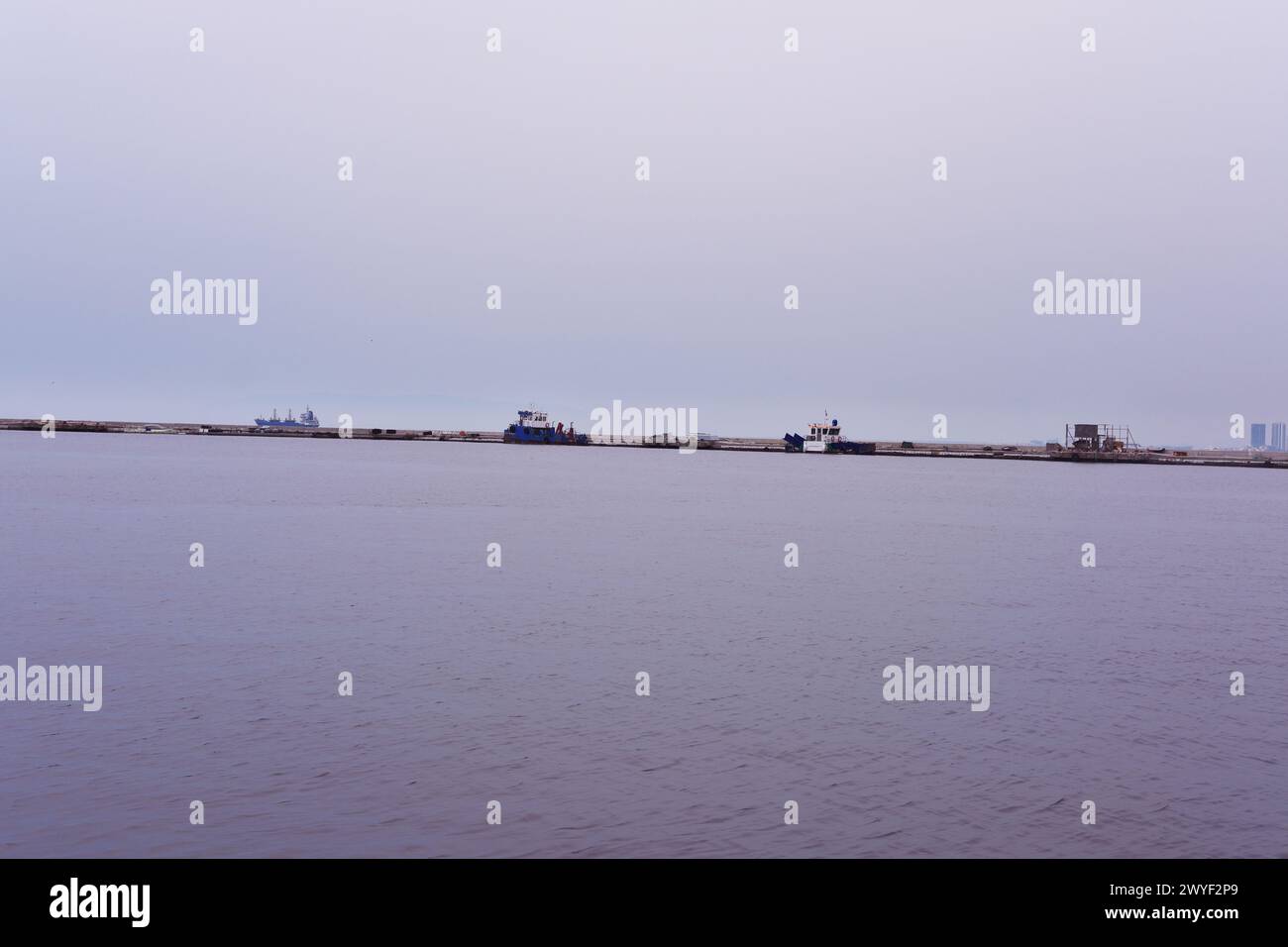 Lungomare del quartiere di Smirne Pasaport con traghetti cith e faro in mare Foto Stock