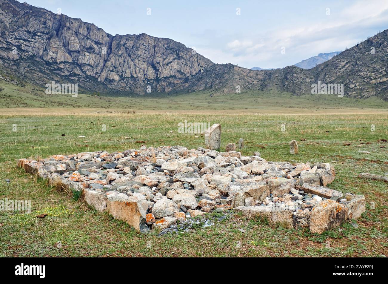 Foto di antiche sepolture nelle montagne dell'Altai. Questo posto è una terrazza dei fiumi Katun e Bolshoy Yaloman. Foto Stock