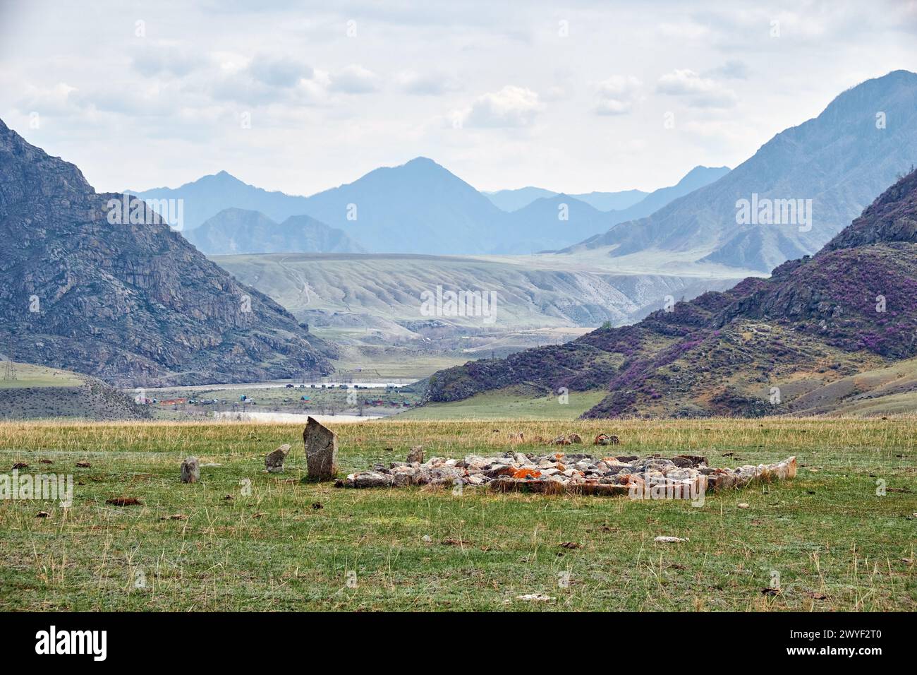 Foto di antiche sepolture nelle montagne dell'Altai. Questo posto è una terrazza dei fiumi Katun e Bolshoy Yaloman. Foto Stock