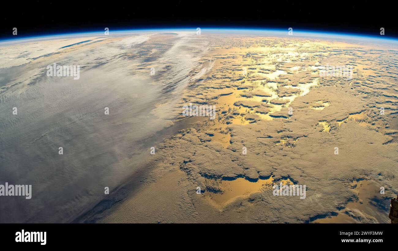 Luce dorata che bagna il pianeta Terra. Miglioramento digitale di un'immagine fornita dalla NASA Foto Stock
