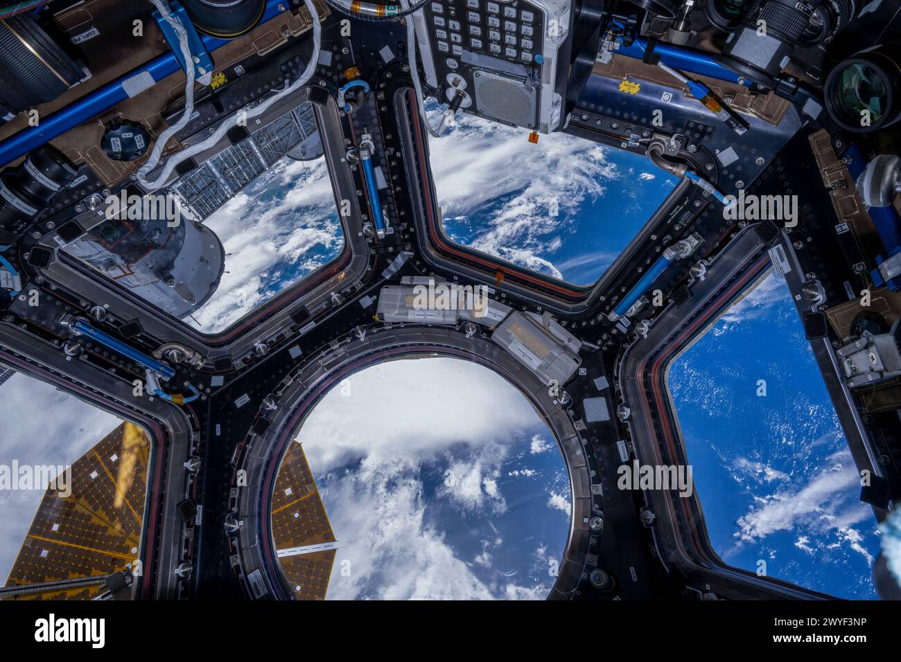 Scenics of Planet Earth vista dalla cupola della ISS. Miglioramento digitale di un'immagine fornita dalla NASA Foto Stock