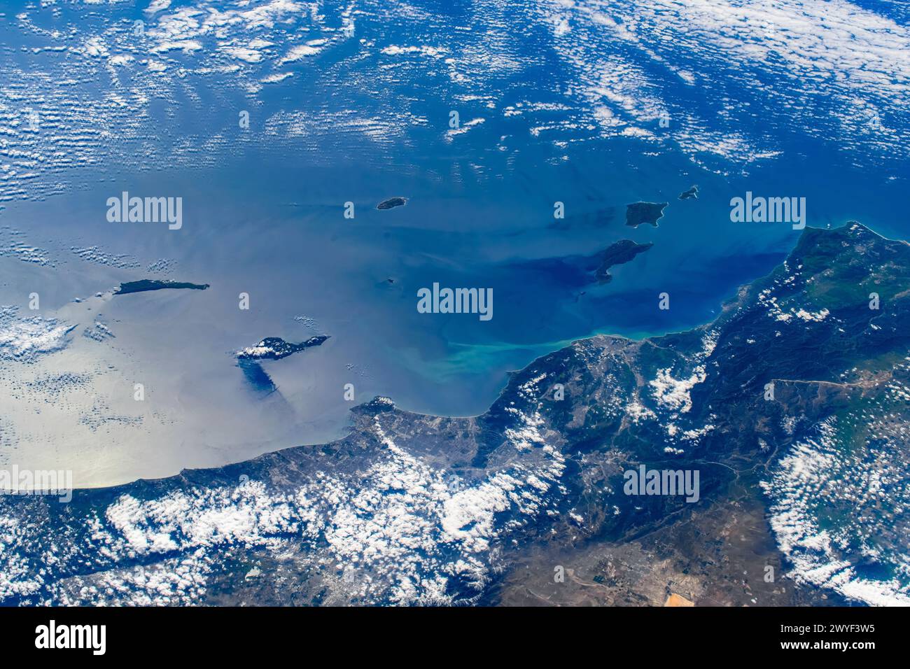 La costa della California, Stati Uniti. Miglioramento digitale di un'immagine fornita dalla NASA Foto Stock