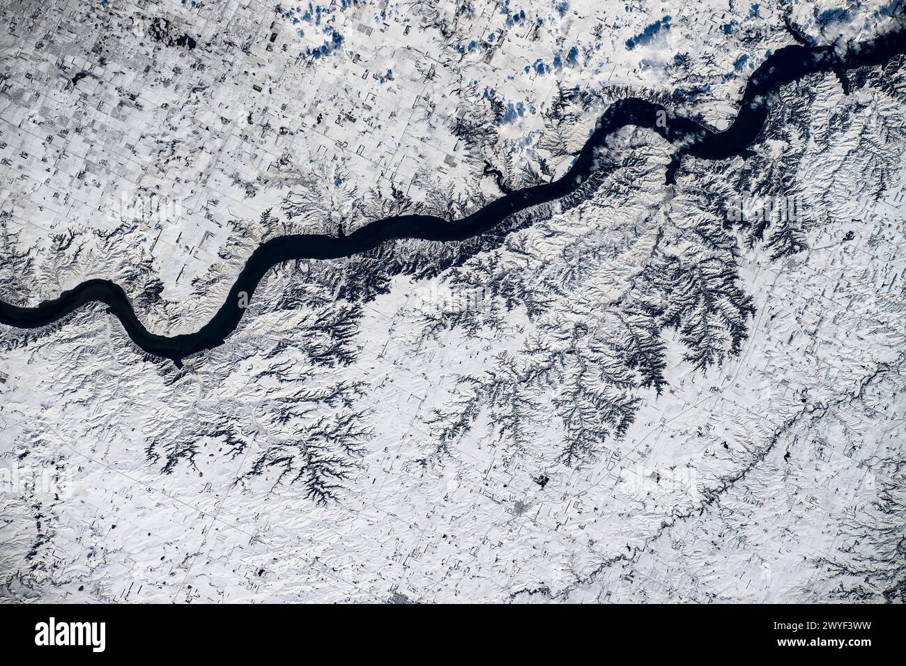 Fiume o corpo d'acqua in inverno, South Dakota, Stati Uniti. Miglioramento digitale di un'immagine fornita dalla NASA Foto Stock