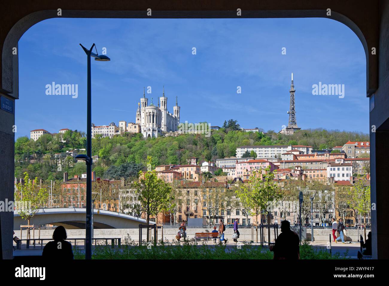 LIONE, FRANCIA, 6 aprile 2024: Ristrutturazione del Quai Saint-Antoine, che dà più spazio a pedoni, ciclisti e autobus, è un passo nello sviluppo Foto Stock