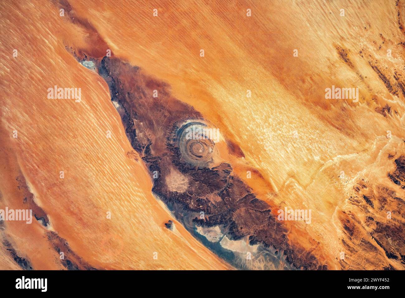 Struttura Richat nel deserto del Sahara. Miglioramento digitale di un'immagine da parte della NASA Foto Stock
