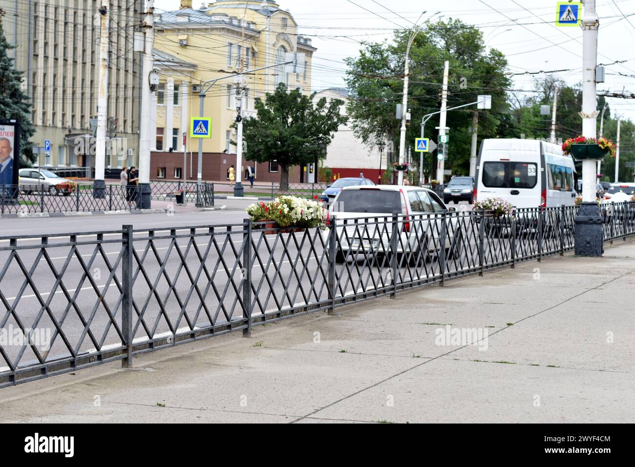 Autostrada in città e Low Fence. Foto Stock