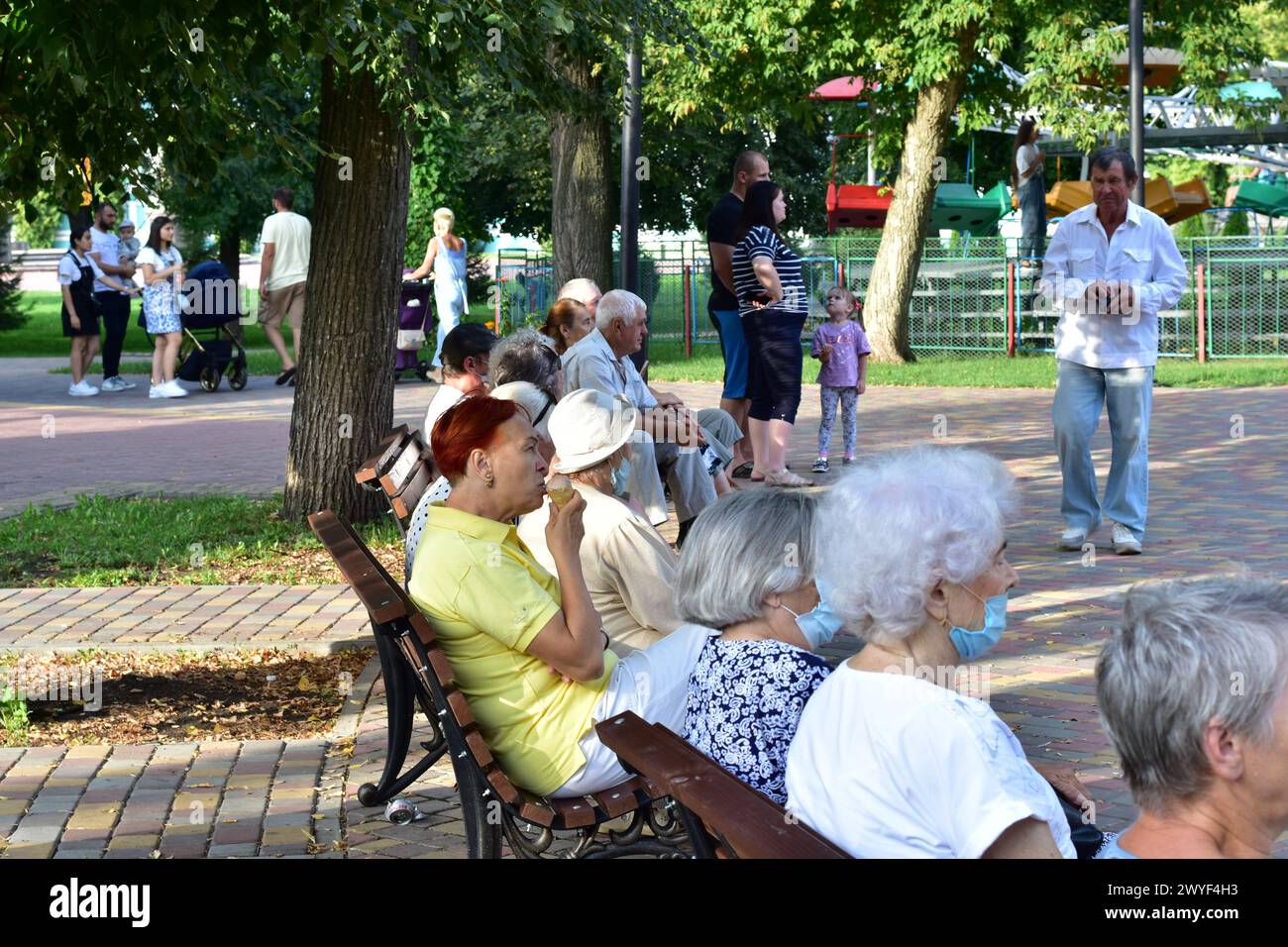 Russia. La città di Tambov. Nel parco cittadino. 08.15.2021. Gli anziani riposano sulle panchine del parco. Foto Stock