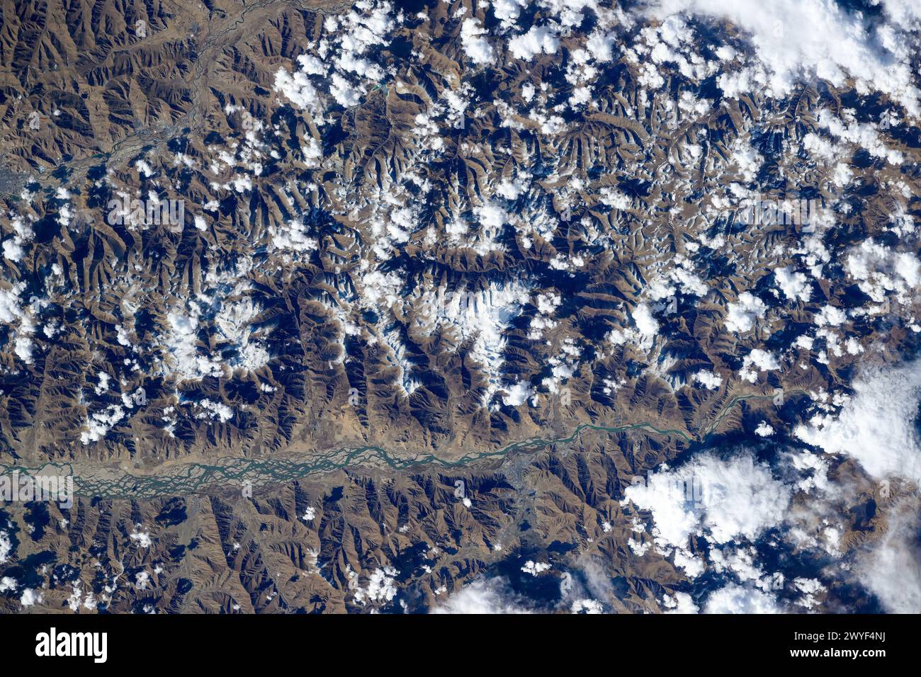 Caratteristiche di terra in Tibet, Cina. Miglioramento digitale di un'immagine fornita dalla NASA Foto Stock