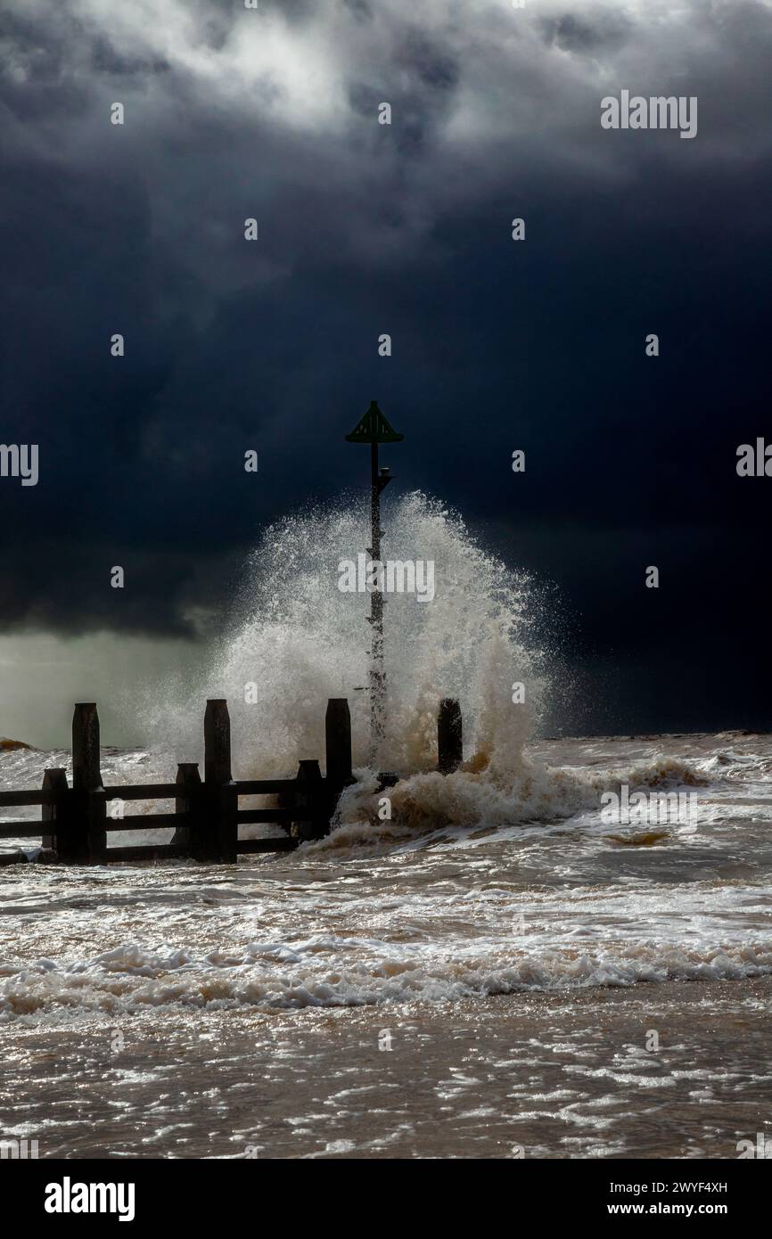 Ondeggiare colpendo groyne durante la tempesta Foto Stock