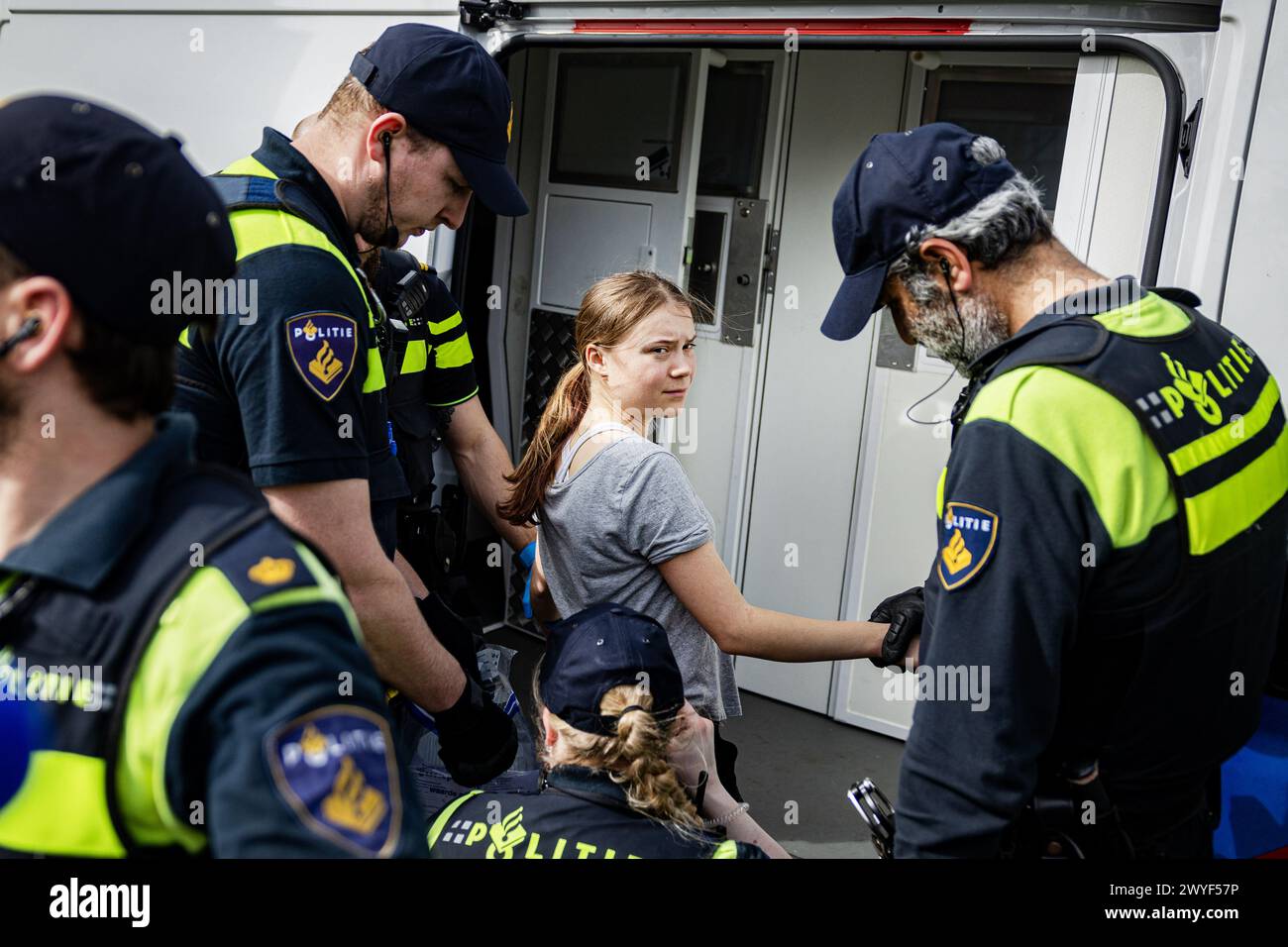 L'AIA - la svedese Greta Thunberg viene arrestata per la seconda volta durante un blocco dell'A12. Thunberg era presente al 37° blocco stradale mentre nuove azioni internazionali contro i sussidi fossili sono state annunciate durante l'azione. ANP RAMON VAN FLYMEN Foto Stock