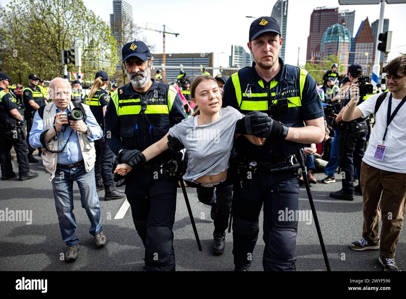 L'AIA - la svedese Greta Thunberg viene arrestata per la seconda volta durante un blocco dell'A12. Thunberg era presente al 37° blocco stradale mentre nuove azioni internazionali contro i sussidi fossili sono state annunciate durante l'azione. ANP RAMON VAN FLYMEN Foto Stock