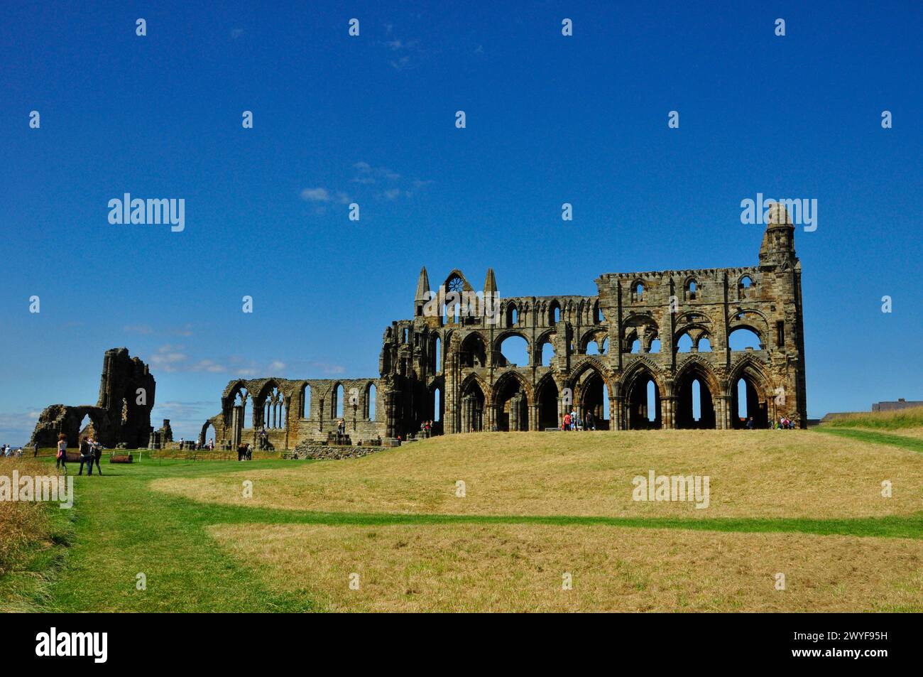 Whitby Abbey era un'abbazia benedettina a cui fu ridotta Il suo stato attuale da Enrico VIII nel 1540 assistito dal Shelling di esso da una corazzata tedesca Foto Stock