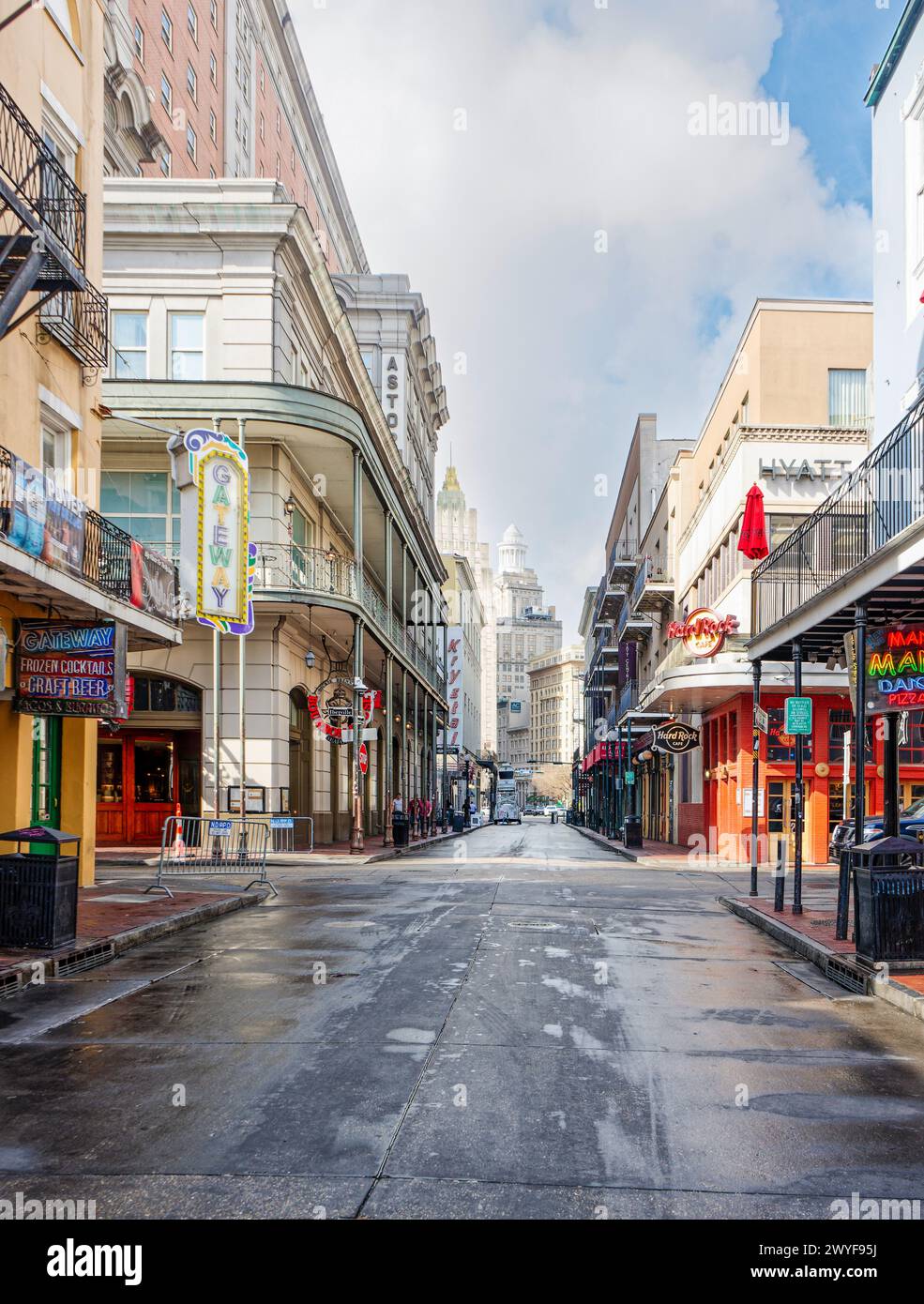 L'iconica Bourbon Street di New Orleans durante le ore mattutine Foto Stock