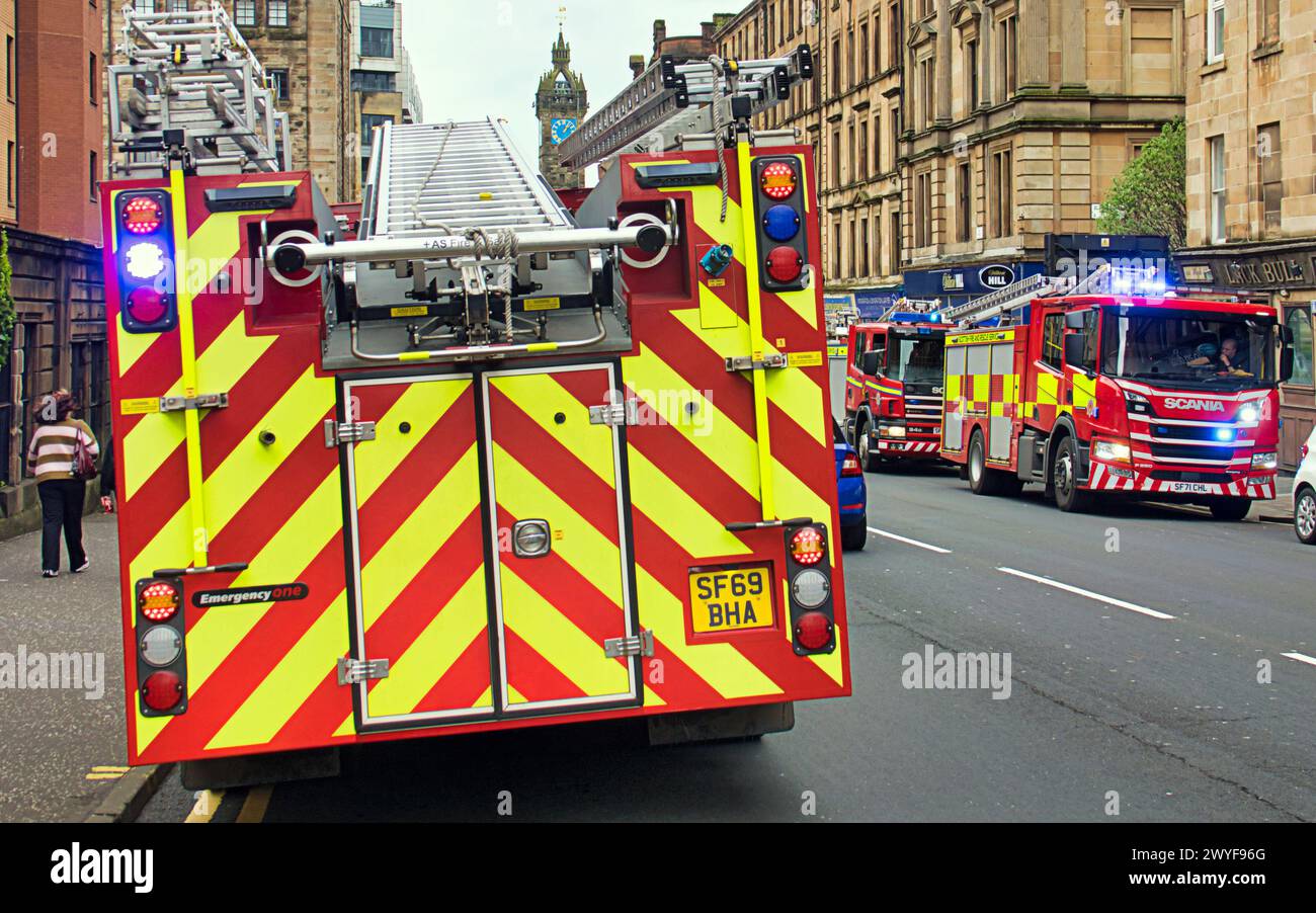 Glasgow, Scozia, Regno Unito.6h aprile 2024: Quattro pompieri assistono a un incidente sulla strada principale che ha causato interruzioni di corrente intorno al vecchio pub di tori neri.Credit Gerard Ferry /Alamy Live News Foto Stock