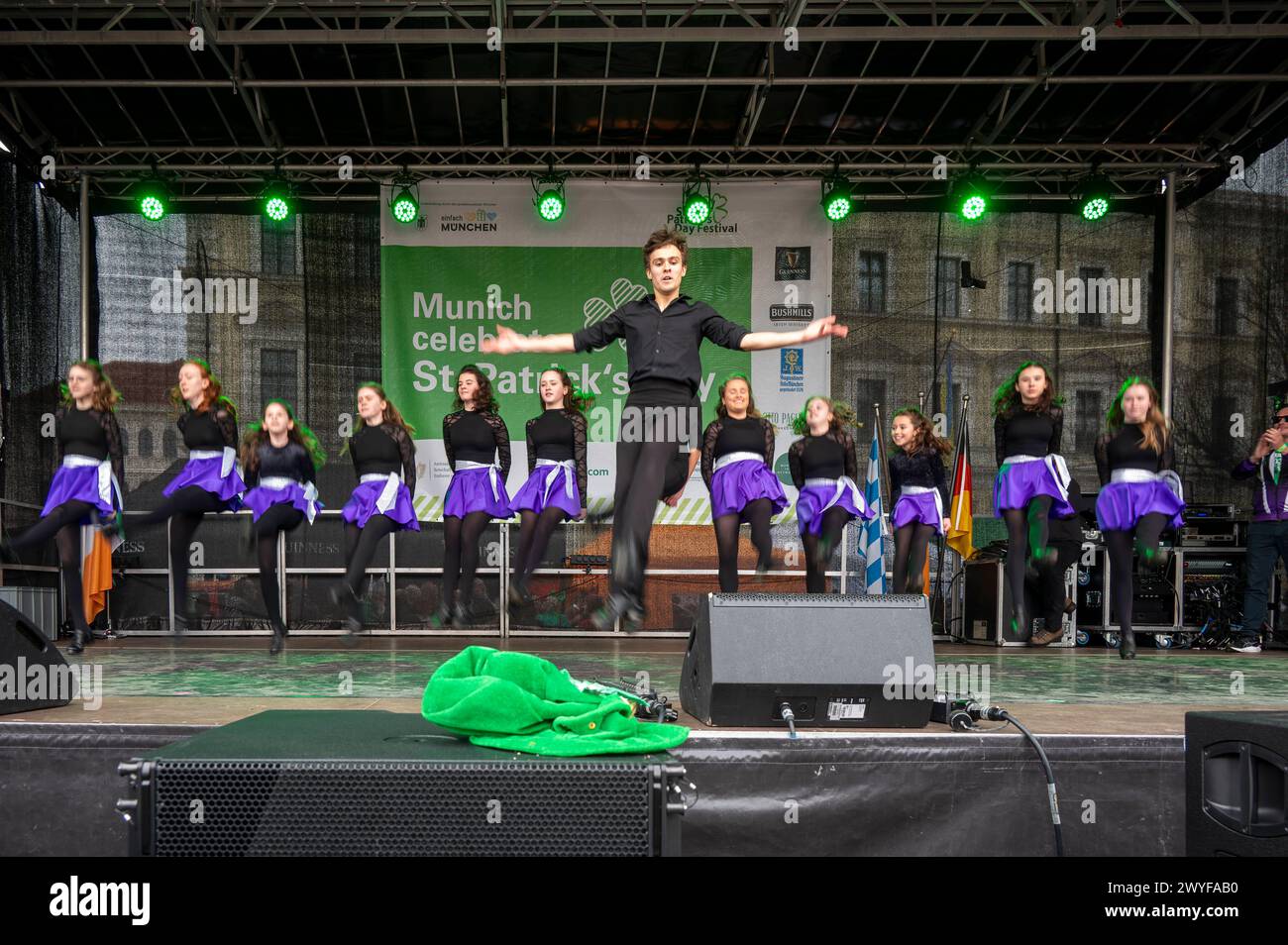 Muenchen, St Patricks Day, Tanzgruppe Rice TIR na Nog auf der Buehne in der Ludwigsstrasse *** Monaco di Baviera, St Patricks Day, gruppo di danza Rice TIR na Nog sul palco di Ludwigsstrasse Foto Stock