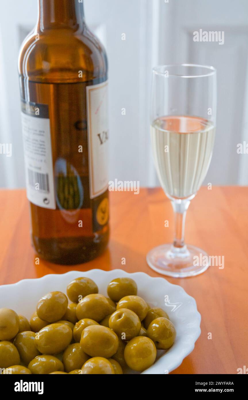 Olive verdi e vino sherry. Spagna. Foto Stock