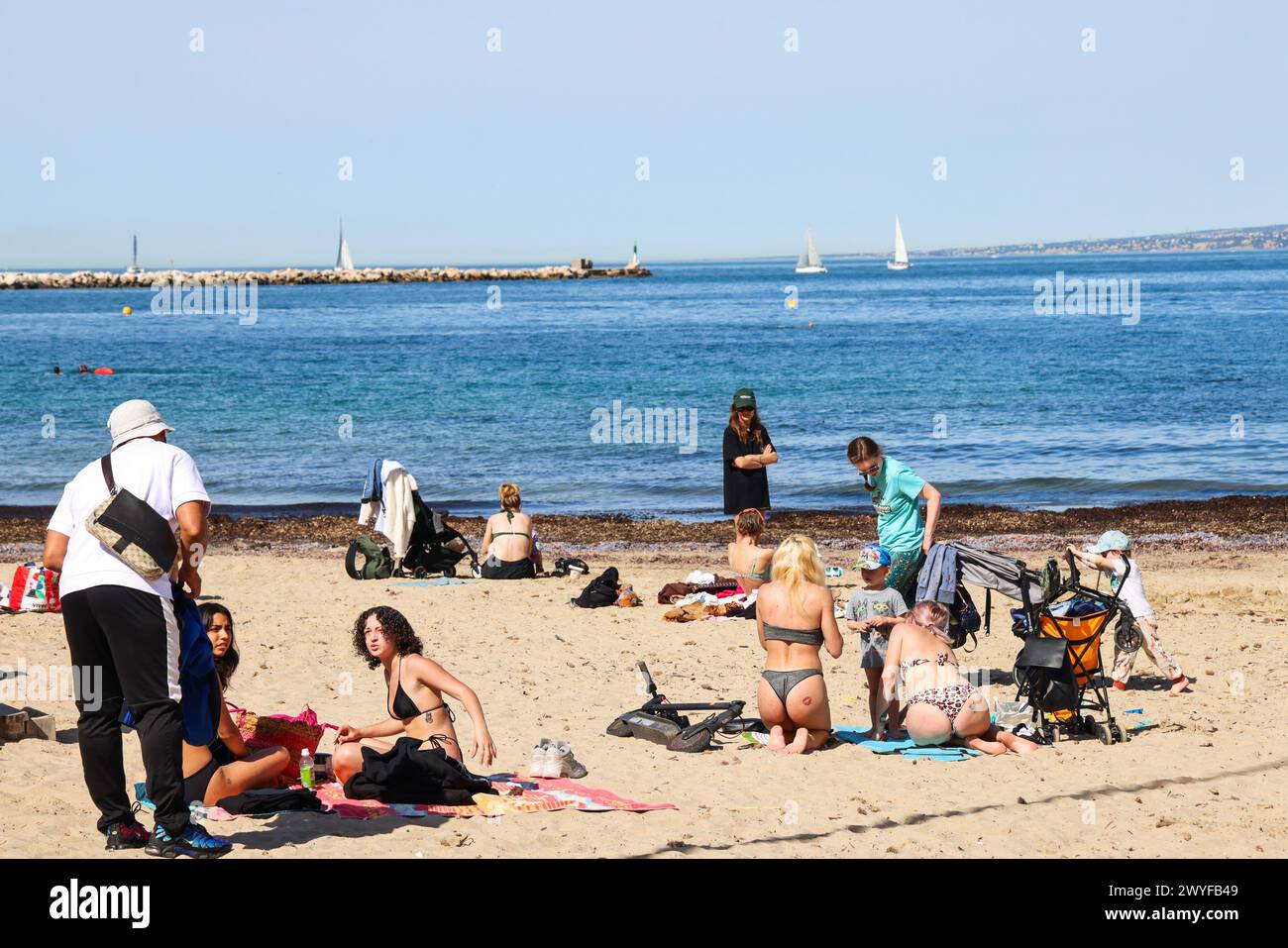 Marsiglia, Francia. 6 aprile 2024. © PHOTOPQR/LA PROVENCE/Gilles Bader ; Marsiglia ; 06/04/2024 ; illustrazione ambiance estivale au 6 avril 2024 Marsiglia, Francia, 6 aprile 2024 sembra estate Credit: MAXPPP/Alamy Live News Foto Stock