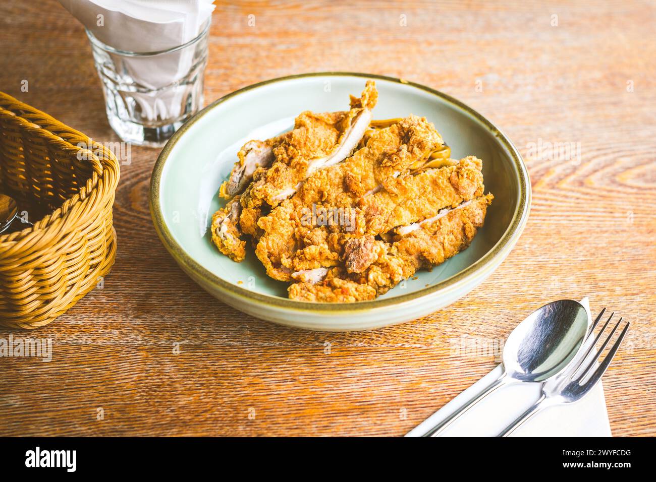 Cotoletta di pollo preferita di tutti i tempi con spezie mala e fettucine Foto Stock