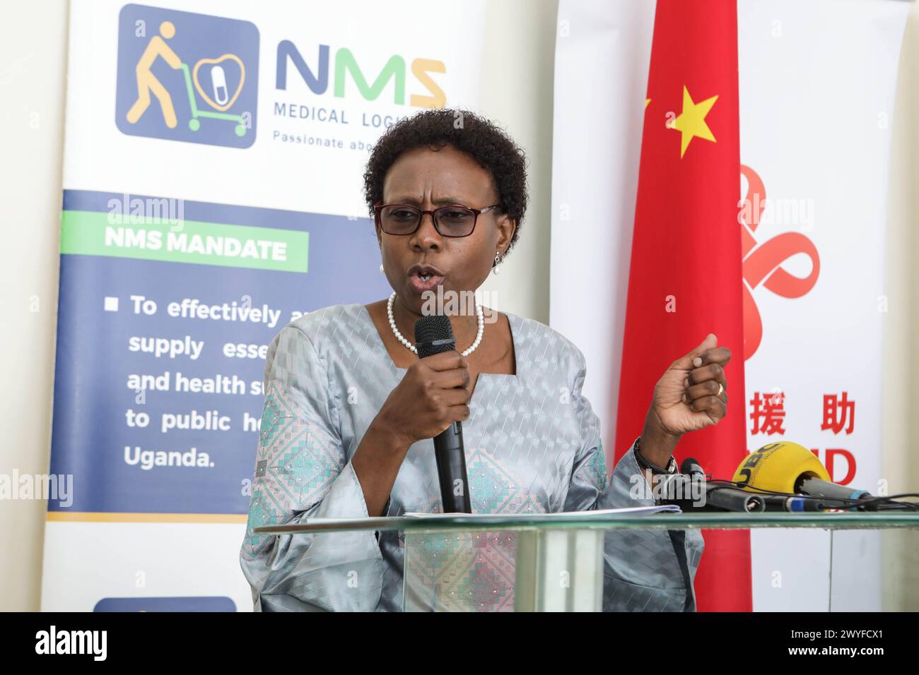 Kampala, Uganda. 5 aprile 2024. Il ministro della salute ugandese Jane Ruth Aceng parla durante la cerimonia di consegna dei farmaci anti-malaria donati dalla Cina, presso i National Medical Stores di Kajjansi, distretto centrale di Wakiso, Uganda, il 5 aprile 2024. PER ANDARE CON "l'Uganda dice farmaci anti-malarici donati dalla Cina per aiutare a frenare l'epidemia" credito: Hajarah Nalwadda/Xinhua/Alamy Live News Foto Stock