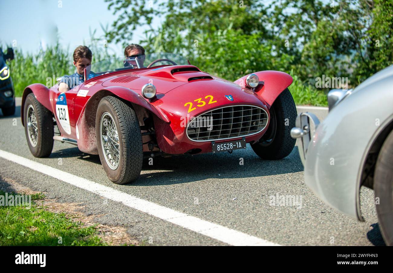 SIATA 208 CS SPIDER CORSA (1952) sulle strade della mille miglia 2023, nei pressi del punto di controllo del tempo di Grana Monferrato Foto Stock