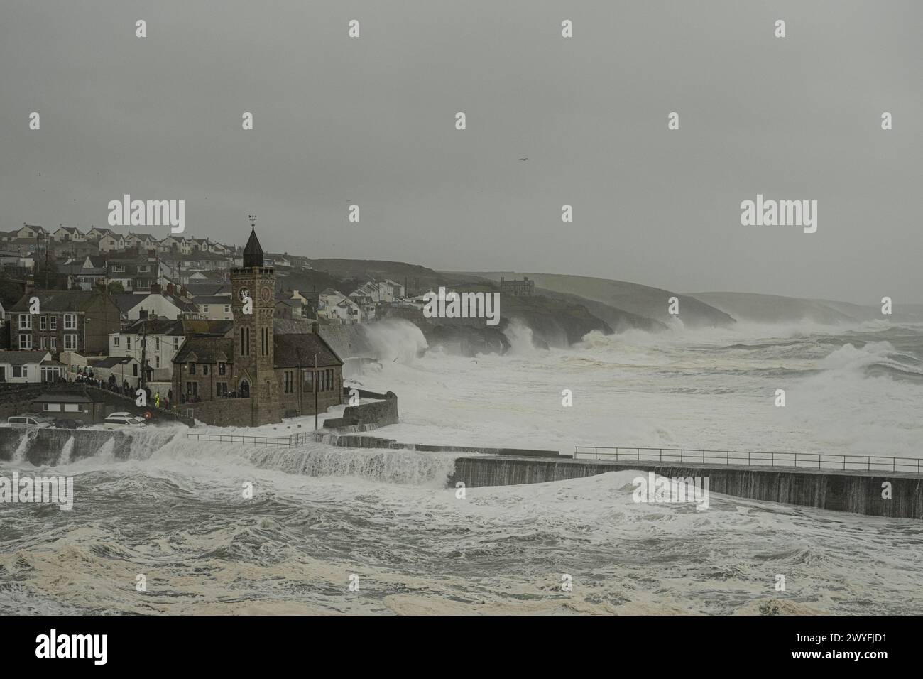 La tempesta di Porthleven Kathleen, la torre dell'orologio di Porthleven prende un colpo dalla tempesta Kathleen credito: kathleen White/Alamy Live News Foto Stock