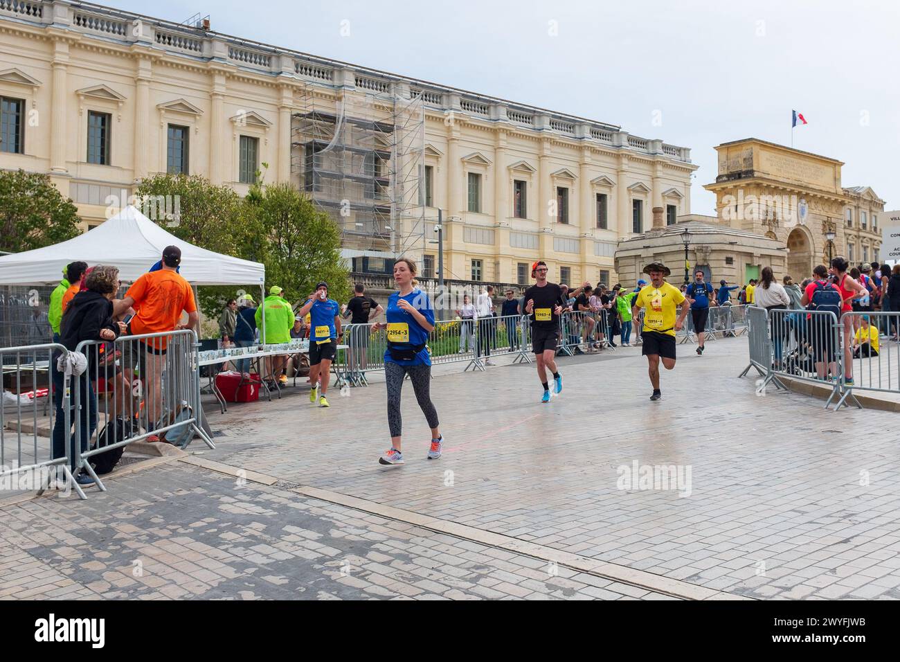 Montpellier, Francia. 6 aprile 2024. I partecipanti alla staffetta di Ekiden corrono lungo rue de la Blottiere durante il Montpellier Run Festival. Rapporto crediti MPL/Alamy Live News Foto Stock
