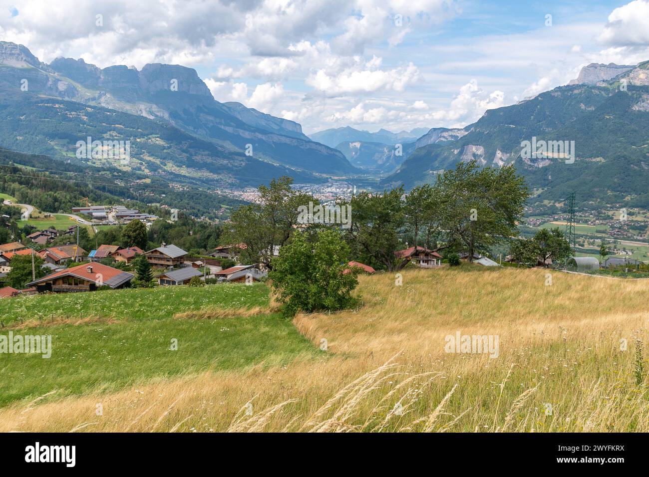 Vista elevata della valle dell'Arve nel dipartimento francese dell'alta Savoia, formato dal corso superiore del fiume Arve, Alvernia Rodano Alpes, Francia Foto Stock