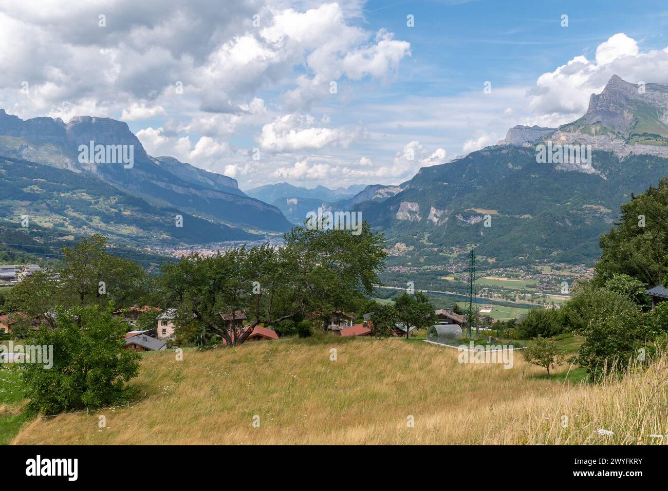 Vista elevata della valle dell'Arve nel dipartimento francese dell'alta Savoia, formato dal corso superiore del fiume Arve, Alvernia Rodano Alpes, Francia Foto Stock