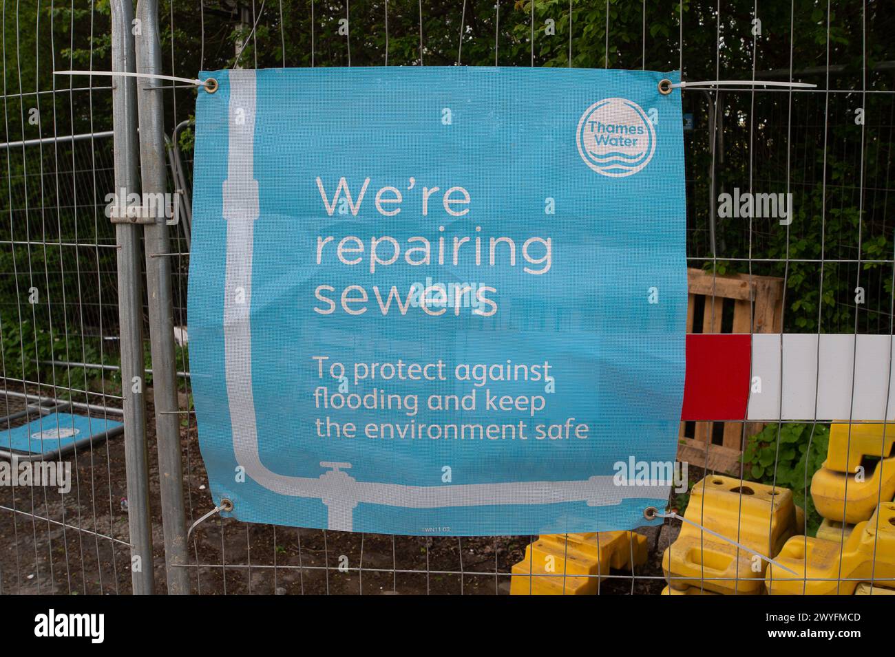 West Hyde, Regno Unito. 6 aprile 2024. Thames Water sta effettuando riparazioni fognarie al di fuori del sito HS2 High Speed Rail West Portal a West Hyde, Hertfordshire. Grandi quantità di acque reflue provenienti dal sito vengono inviate ai lavori di trattamento delle acque reflue del Thames Water Maple Lodge. HS2 ha il permesso di inviare effluenti in eccesso dalle sue opere di scavo e calcestruzzo, nonché acque superficiali e sotterranee “contaminate”. Si chiede che l'acqua del Tamigi venga sottoposta a un'amministrazione speciale e rinazionalizzata a seguito della mancanza di investimenti e di una terribile situazione degli scarichi di acque reflue. Crediti: Maureen McLean/Alamy Live Foto Stock